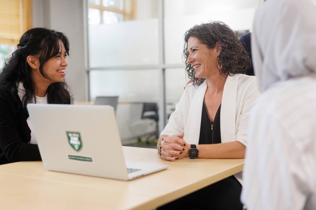 advisor talking to students